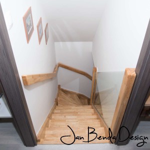Realizace kompletního interiéru rodinného domu v Opavě včetně dveří a proskleného schodiště (15)