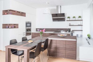 Realizace kuchyně Ostrava-podlaha a dveře původní-majitelé nechtěli měnit (1)
